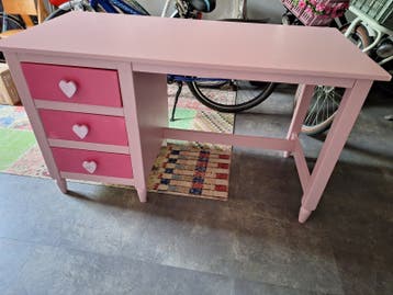 Gratis - Roze kinderbureau met hartjeslades