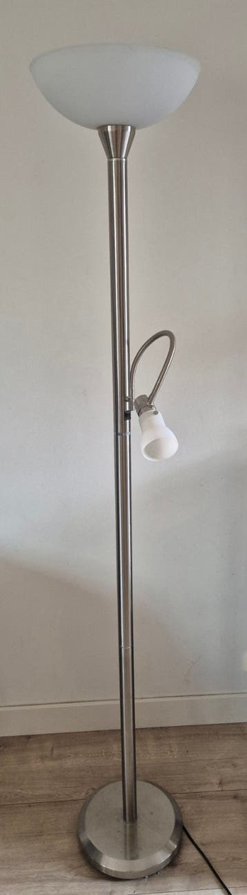 Gratis: Moderne uplighter met leeslamp