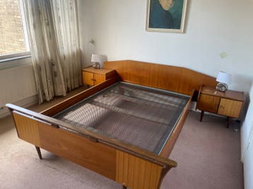 Vintage bed met nachtkastjes