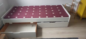 Eenpersoonsbed met lattenbodem, matras en opberglades