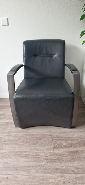 Comfortabele fauteuil van kunstleer met armleuningen