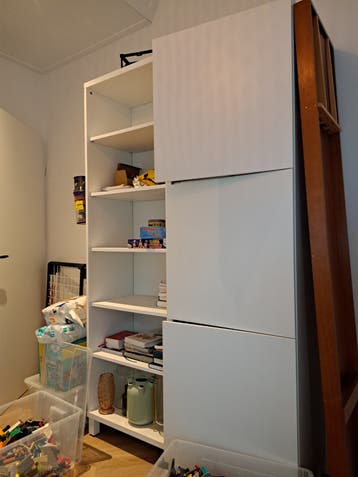Witte kast met deuren en open vakken