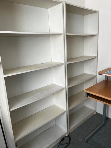 Twee witte boekenkasten met meerdere planken