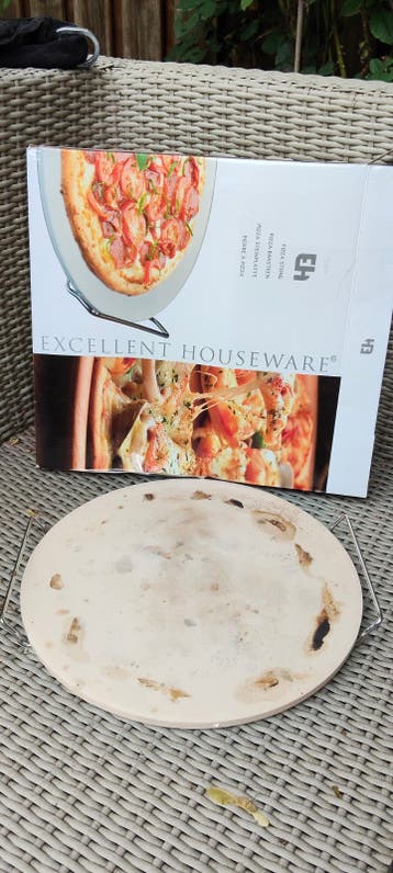 Gratis! Pizzasteen met houder - Excellent Houseware