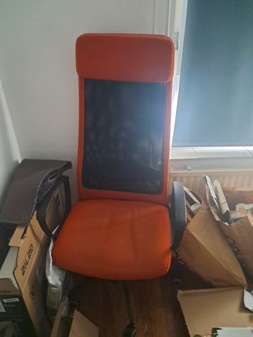 Oranje bureaustoel met mesh rugleuning