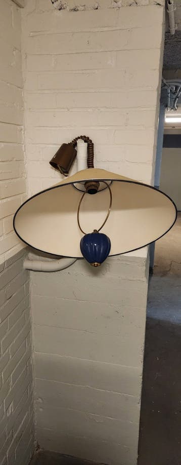 Vintage wandlamp met blauwe accenten