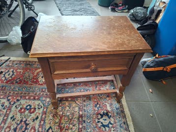 Gratis houten nachtkastje met lade