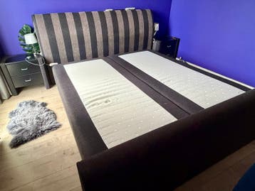 Gratis boxspring 180x200 met hoofd-/voetbord + nachtkastjes