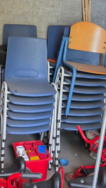 Gratis af te halen: stapelbare schoolstoelen - Blauw en Hout