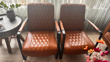 2 comfortabele fauteuils met gebruikssporen