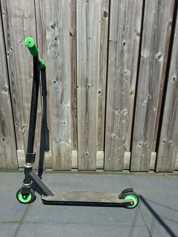 Stuntstep zwart/groen - Gebruikt