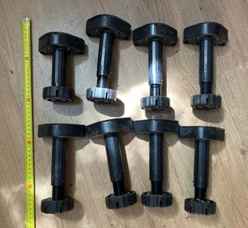 8 Zwarte Plastic Stelpoten voor (Keuken)kastjes