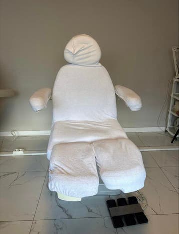Witte behandelstoel / massagetafel