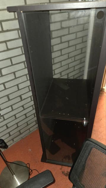 Stijlvolle TV-tafel met glazen deuren