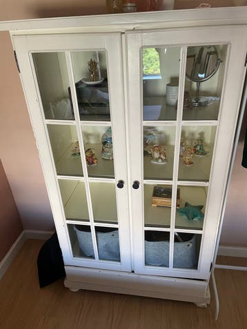Witte vitrinekast met glazen deuren