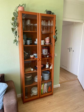 Mooie vitrinekast met gaten voor verlichting