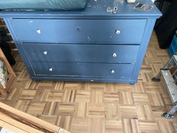Gratis houten kast van Dijk en Ko die wat liefde nodig heeft