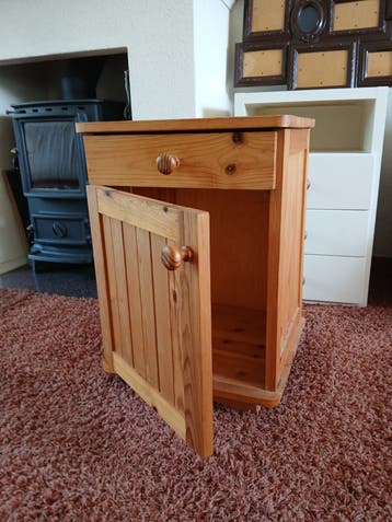 Houten nachtkastje/bijzettafel met lade en deurtje