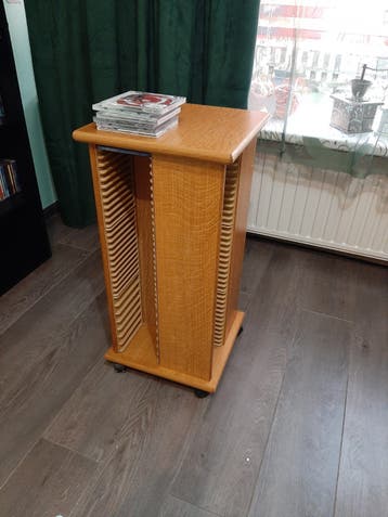 Houten CD/DVD-rek op wieltjes