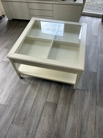 Salontafel met glazen blad en opbergruimte