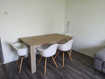 Gratis op te halen moderne eettafel met 4 stoelen