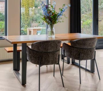 Robuuste eettafel met bankje, massief hout en metaal