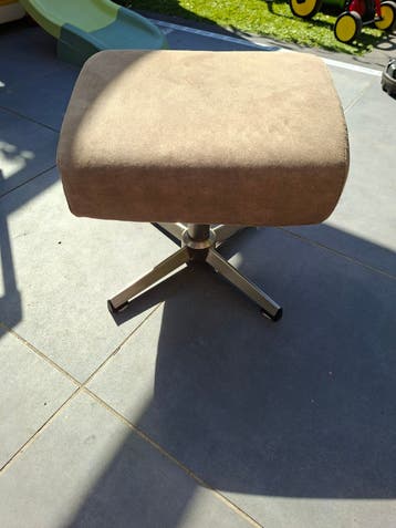 Comfortabele poef / hocker met metalen onderstel