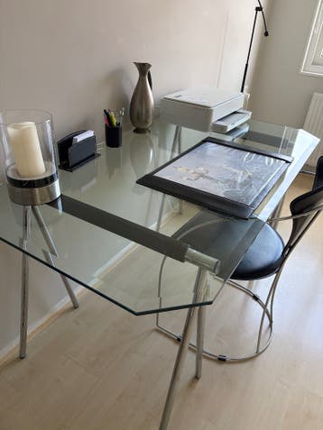 Eettafel met 4 leren stoelen