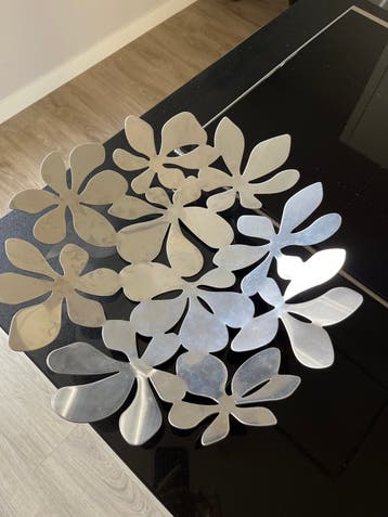 Decoratieve metalen schaal in bloemvorm vsn Ikea