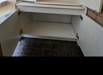 Witte kast met 2 deuren