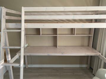 Hoogslaper met bureau en opbergruimte