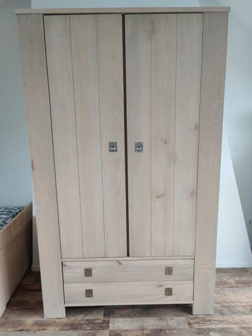 Lichte houten kledingkast met 2 lades en deuren