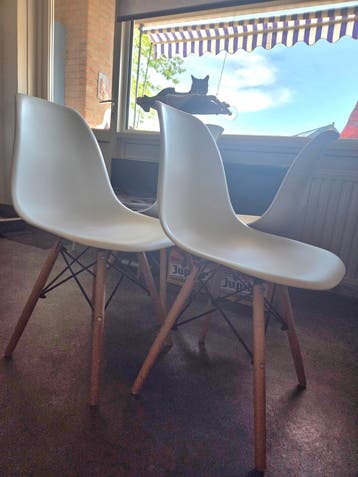 GRATIS Set van 4 witte eetkamerstoelen met houten poten