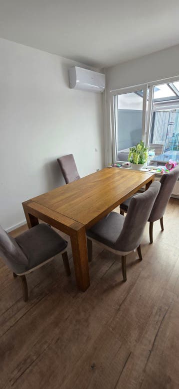 Tafel van 180 x 90 cm met 6 stoelen