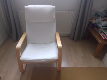 IKEA Poäng fauteuil met witte kussens