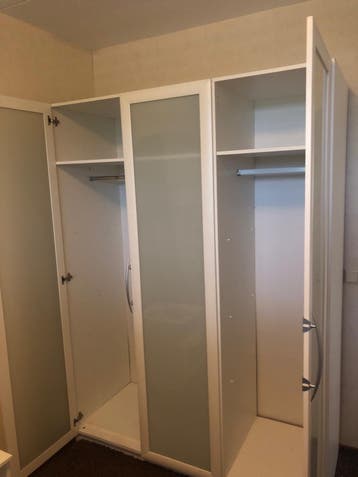 Gratis: Ruime kledingkast met glazen deuren (200x60x146cm)