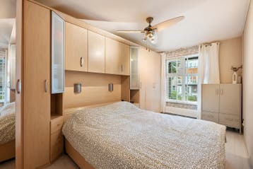 Bed met ombouw