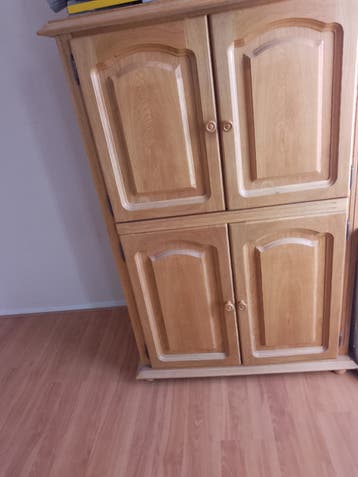 Eikenhouten kast met deuren en planken