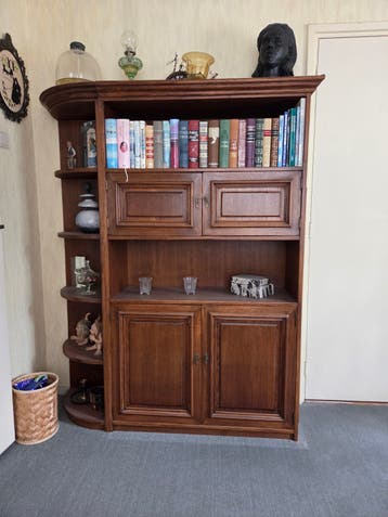 Klassieke houten boekenkast met deuren en planken