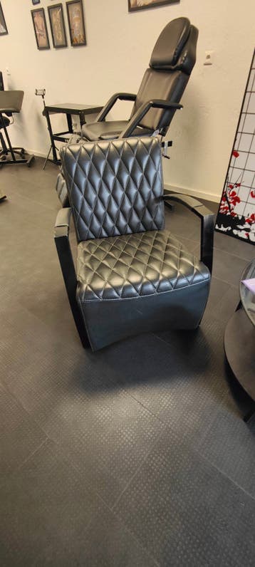 2 Zwarte gewatteerde fauteuils met armleuningen