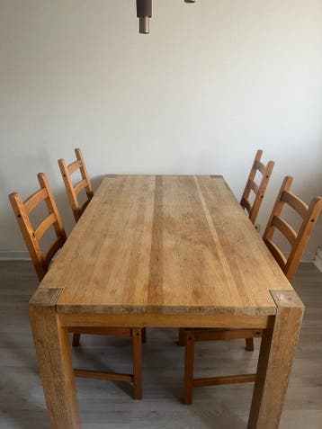Stevige houten tafel met 4 bijpassende stoelen