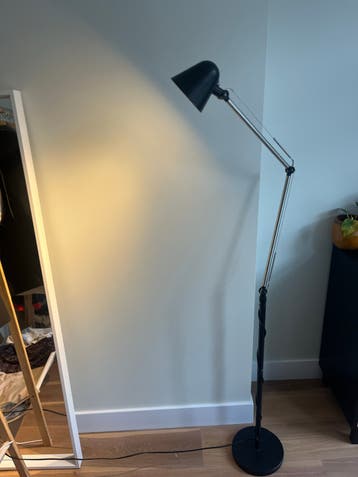 Zwarte staande lamp met verstelbare arm