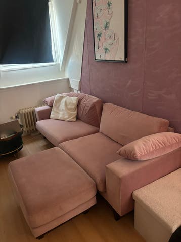 Roze bank met chaise longue en poef