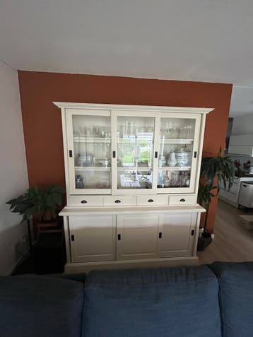 Mooie buffetkast met glazen schuifdeuren