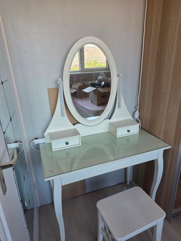 Gratis Ikea kaptafel met spiegel en krukje