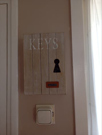 Houten sleutelkastje met 'KEYS' opdruk