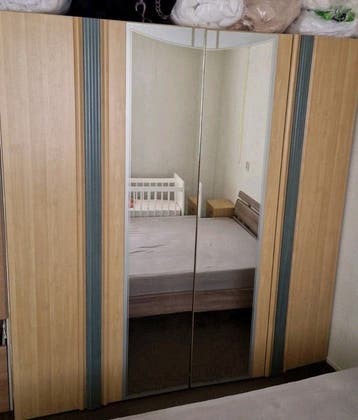 Ruime kledingkast met spiegeldeuren en hangruimte