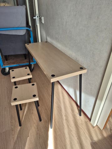Bureau met twee krukjes - ideaal voor kleine ruimtes