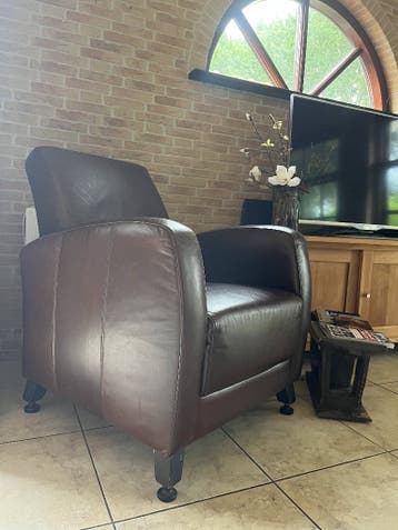 Gratis af te halen: twee donkerbruine leren fauteuils