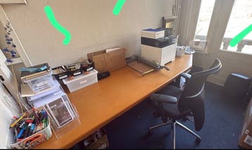 Mooi en ruim bureau voor kantoor of thuiswerkplek